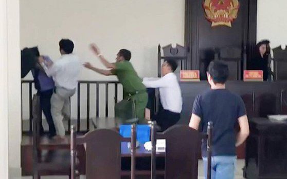 Khởi tố 2 người đánh nhà báo và KSV tại tòa Bình Chánh
