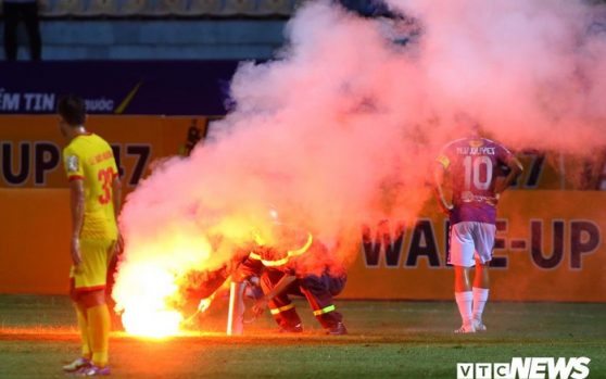 ĐỐT PHÁO SÁNG TRÊN SÂN VẬN DỘNG CÓ THỂ BỊ XỬ LÝ THẾ NÀO?