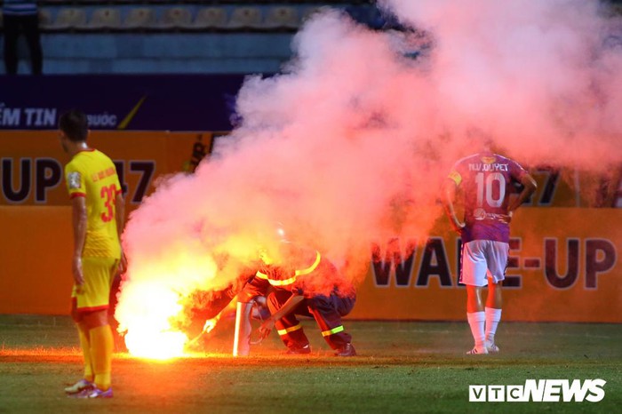 ĐỐT PHÁO SÁNG TRÊN SÂN VẬN DỘNG CÓ THỂ BỊ XỬ LÝ THẾ NÀO?