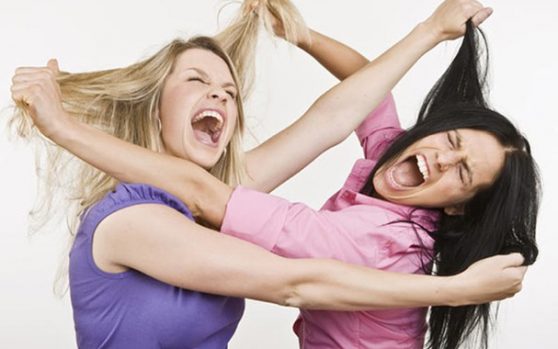PHÁP LUẬT QUY ĐỊNH XỬ PHẠT THẾ NÀO VỚI HÀNH VI “ĐÁNH GHEN”?