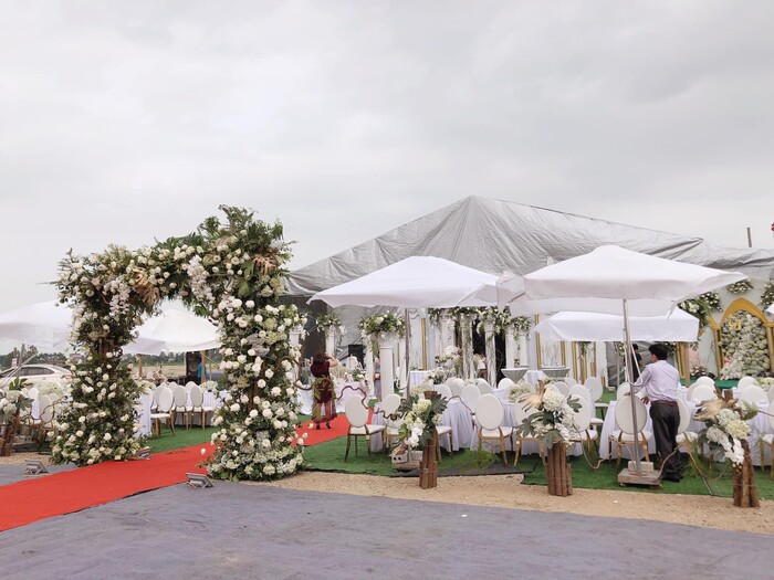 CÓ ĐƯỢC SỬ DỤNG VỈA HÈ ĐỂ DỰNG RẠP ĐÁM CƯỚI HAY KHÔNG?