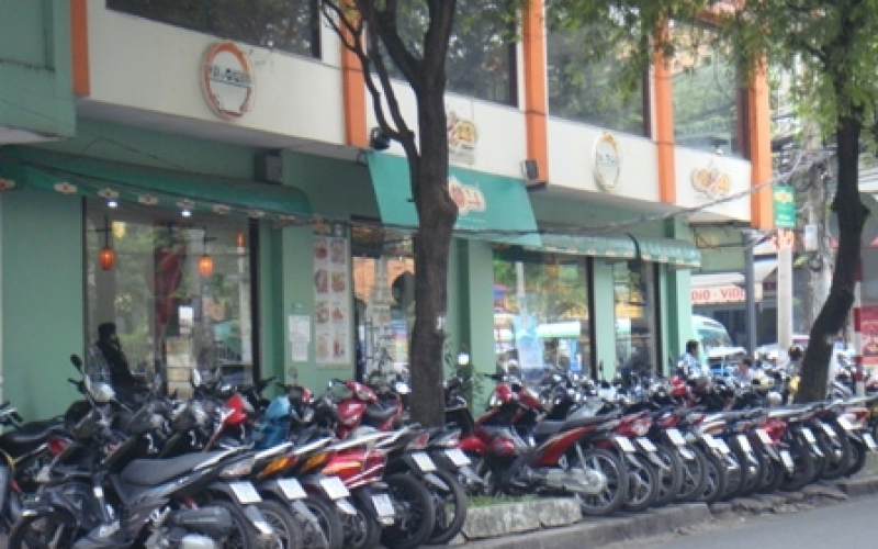 KHÁCH ĐẾN MUA HÀNG BỊ MẤT XE, AI SẼ LÀ NGƯỜI CHỊU TRÁCH NHIỆM?