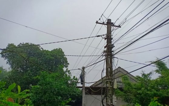 CÓ ĐƯỢC MẮC ĐƯỜNG DÂY TẢI ĐIỆN NGANG QUA NHÀ HÀNG XÓM KHÔNG?
