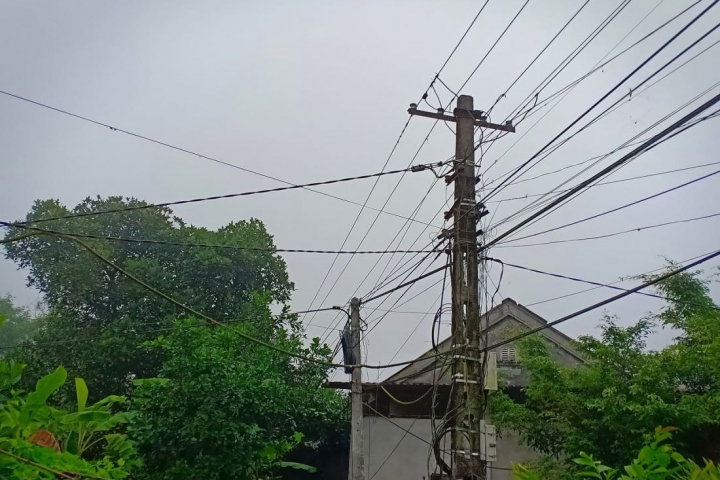 CÓ ĐƯỢC MẮC ĐƯỜNG DÂY TẢI ĐIỆN NGANG QUA NHÀ HÀNG XÓM KHÔNG?