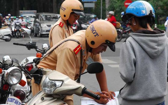 KHI NÀO CẢNH SÁT GIAO THÔNG ĐƯỢC PHÉP THU TIỀN PHẠT TẠI CHỖ?