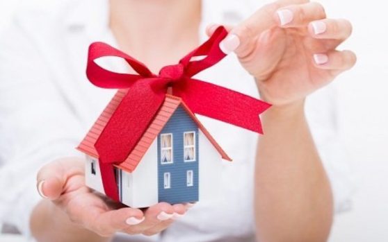 Bố mẹ cho tặng đất cho một người con có cần đến chữ ký của những người con khác hay không?