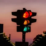 Người tham gia giao thông có được vượt khi đèn tín hiệu chuyển vàng không?