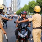 Từ 2026, vi phạm giao thông bị trừ tiền lương như thế nào?