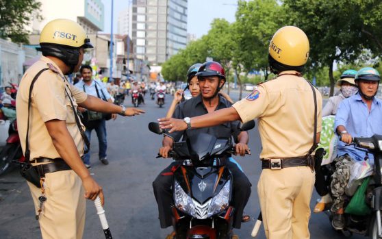 Từ 2026, vi phạm giao thông bị trừ tiền lương như thế nào?