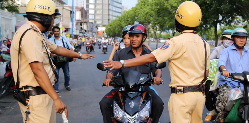 Từ 2026, vi phạm giao thông bị trừ tiền lương như thế nào?