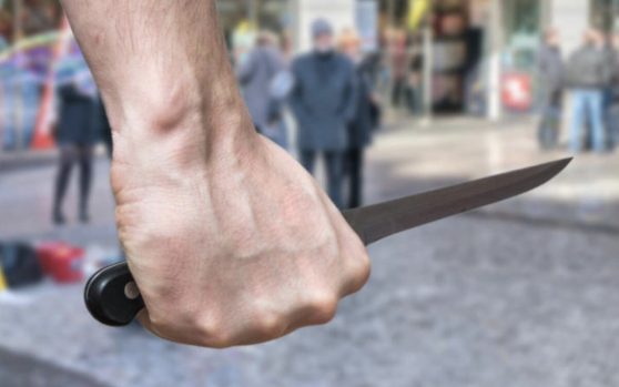 Dùng dao gây thương tích có thể bị xử lý hai tội danh