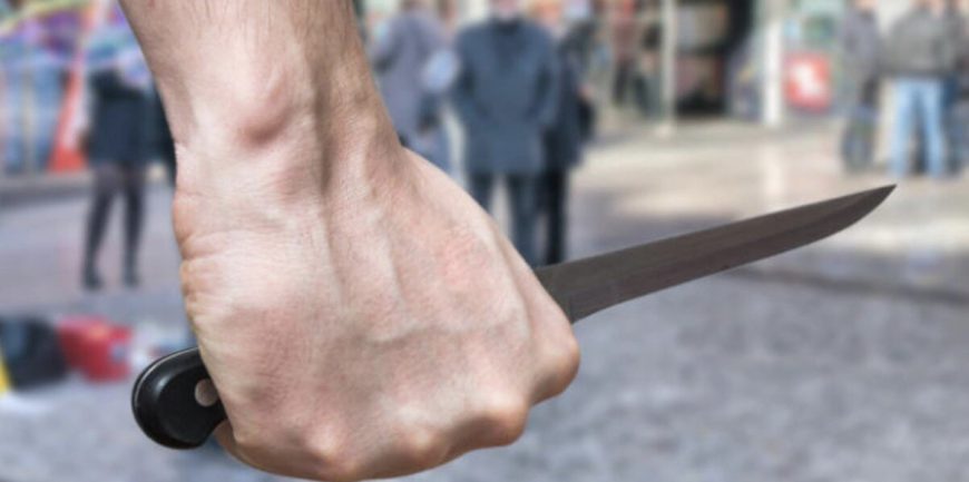 Dùng dao gây thương tích có thể bị xử lý hai tội danh