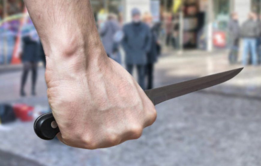 Dùng dao gây thương tích có thể bị xử lý hai tội danh