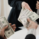 Người lao động nghỉ việc cuối năm có được nhận tiền thưởng Tết không?