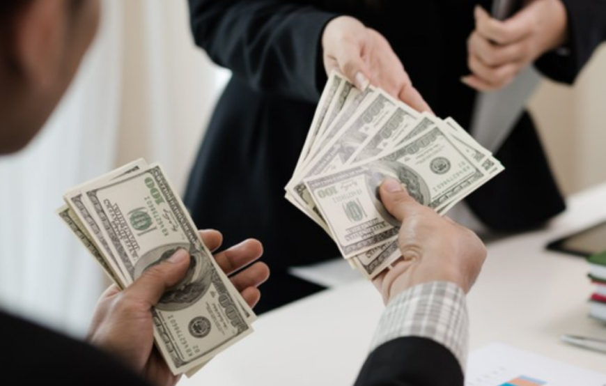 Người lao động nghỉ việc cuối năm có được nhận tiền thưởng Tết không?