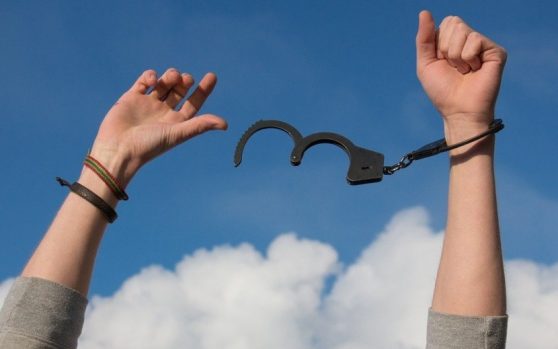 Tại ngoại là gì? Điều kiện để được tại ngoại khi đã bị khởi tố ?