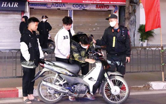 Mức xử phạt đối với trẻ vị thành niên khi tham gia cổ vũ, đua xe trái phép?