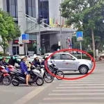 Năm 2026, hành vi đè vạch dừng đèn đỏ xe ô tô bị phạt bao nhiêu?