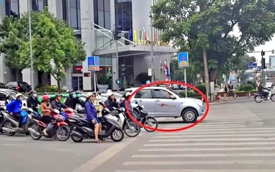 Năm 2026, hành vi đè vạch dừng đèn đỏ xe ô tô bị phạt bao nhiêu?