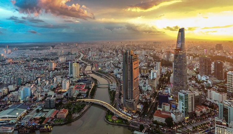 Người gốc Việt Nam cư trú, sinh sống lâu dài ở nước ngoài có được mua nhà đất ở Việt Nam không?